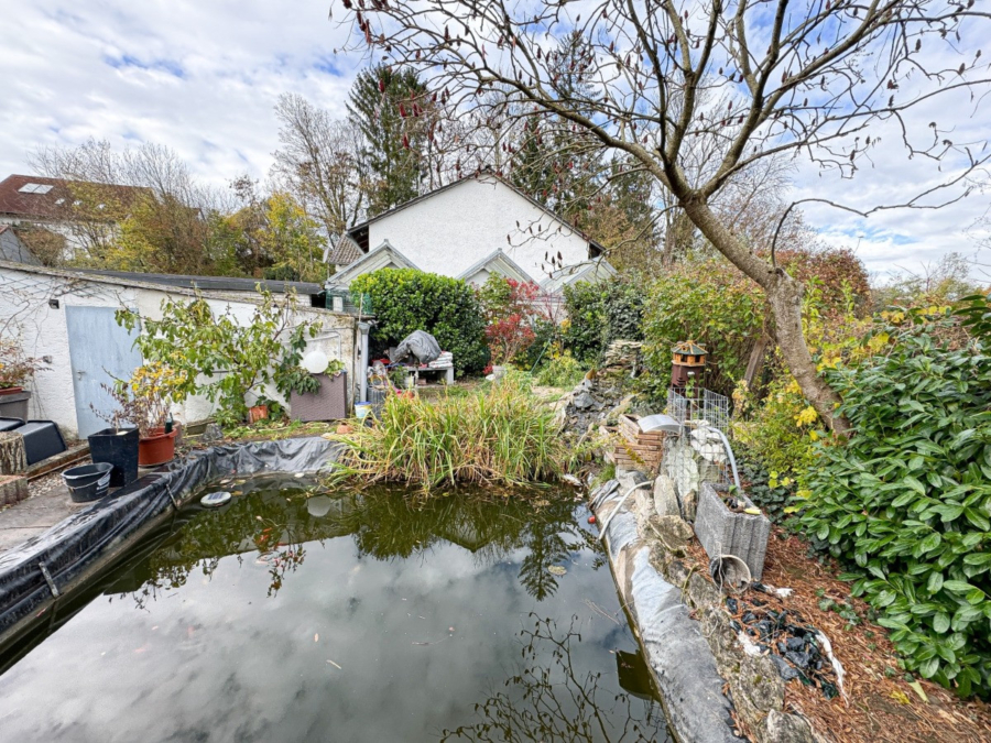 Teich - Naturnahes Wohnen: Schön eingewachsenes Grundstück mit Einfamilienhaus in ruhiger Lage