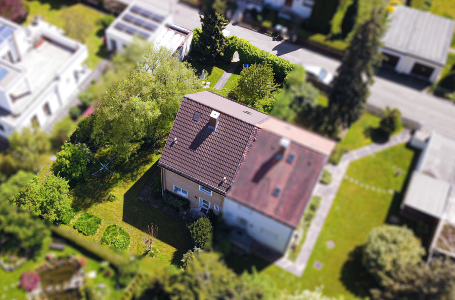 Draufsicht - Zentrumsnahes Wohnen inmitten der Natur: Doppelhaushälfte mit großzügigem Grundstück