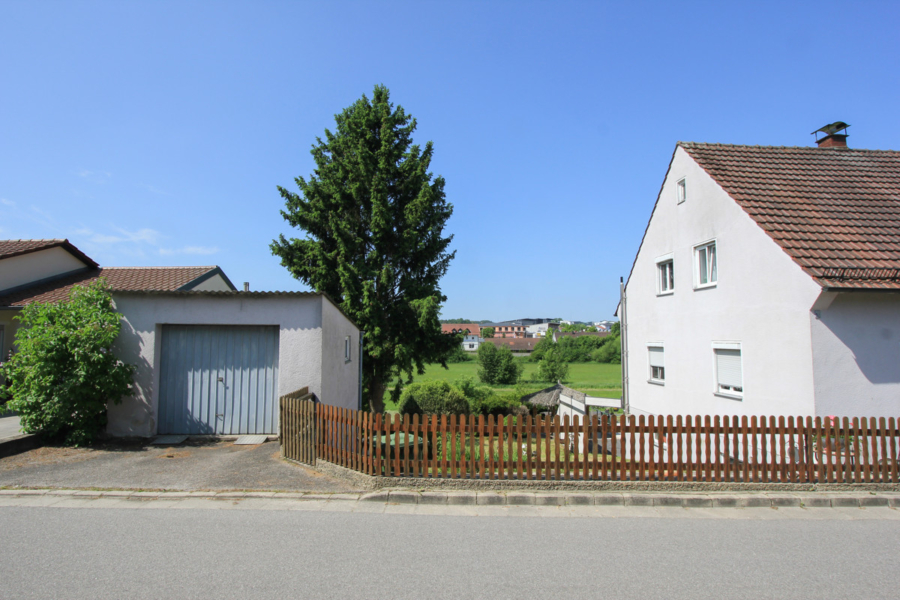 Straßenseite - Charmantes Baugrundstück mit Panoramablick in Ergoldsbach