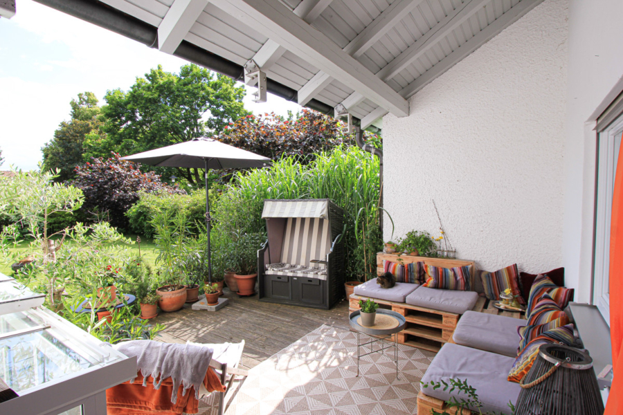 Haus im Haus: Moderne Erdgeschosswohnung mit großem Süd-West-Garten in Langenpreising - Terrasse