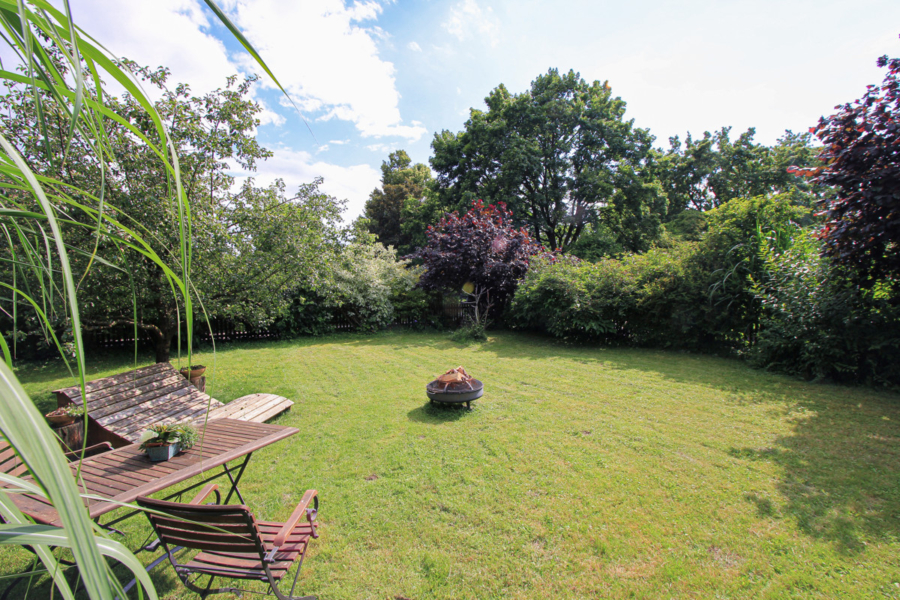 Haus im Haus: Moderne Erdgeschosswohnung mit großem Süd-West-Garten in Langenpreising - Garten