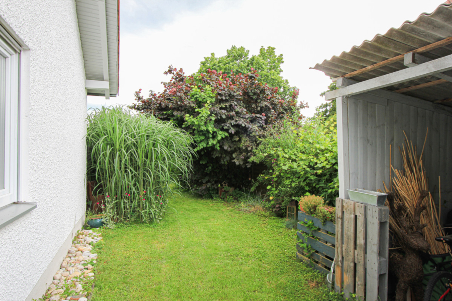 Haus im Haus: Moderne Erdgeschosswohnung mit großem Süd-West-Garten in Langenpreising - Westgarten