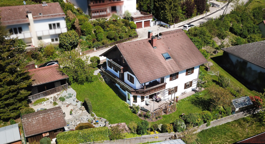 Großzügiges Haus mit Einliegerwohnung in Buch am Erlbach: Traumgarten und Weitblick inklusive - Ansicht