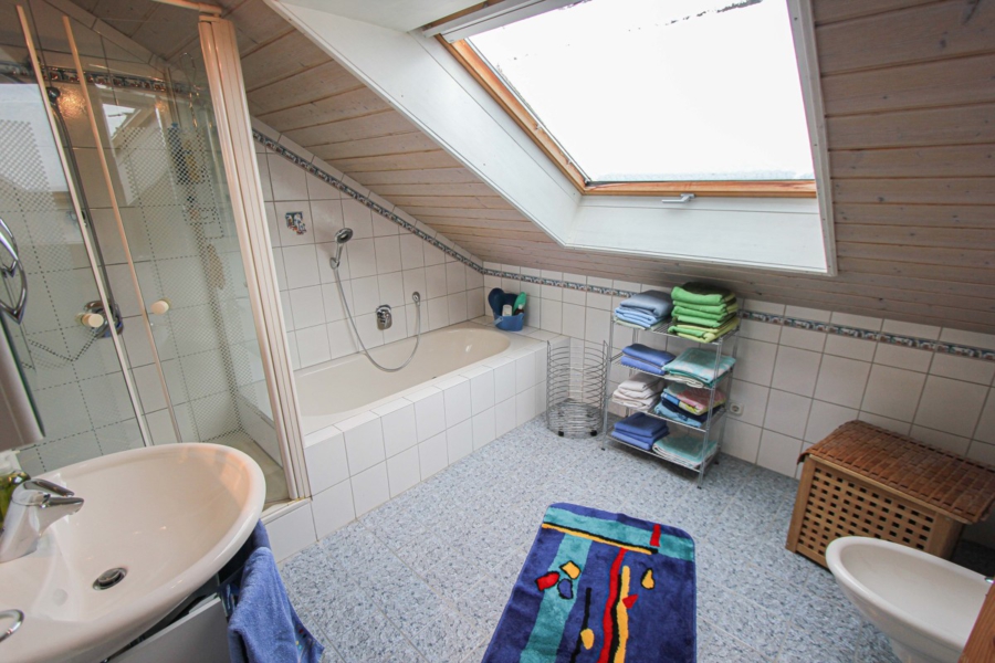 Großzügiges Haus mit Einliegerwohnung in Buch am Erlbach: Traumgarten und Weitblick inklusive - Badezimmer DG