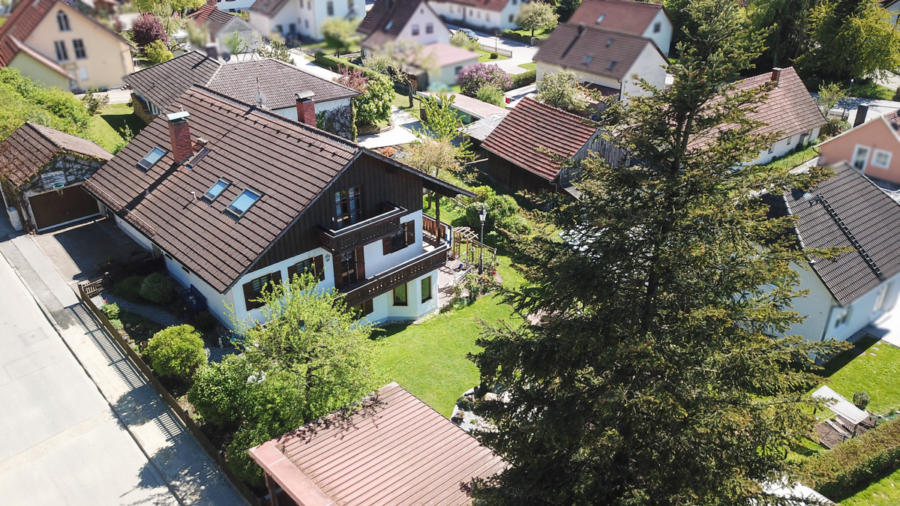 Großzügiges Haus mit Einliegerwohnung in Buch am Erlbach: Traumgarten und Weitblick inklusive - Ansicht NW