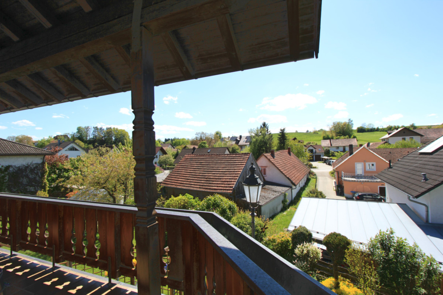 Großzügiges Haus mit Einliegerwohnung in Buch am Erlbach: Traumgarten und Weitblick inklusive - Balkon