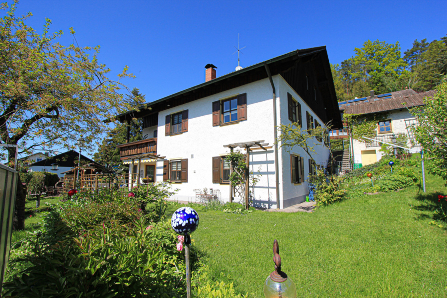 Ansicht SO - Großzügiges Haus mit Einliegerwohnung in Buch am Erlbach: Traumgarten und Weitblick inklusive