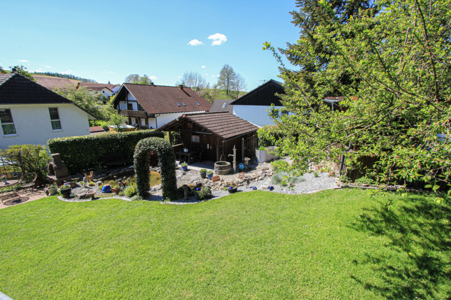 Gartenhütte mit Teich - Großzügiges Haus mit Einliegerwohnung in Buch am Erlbach: Traumgarten und Weitblick inklusive