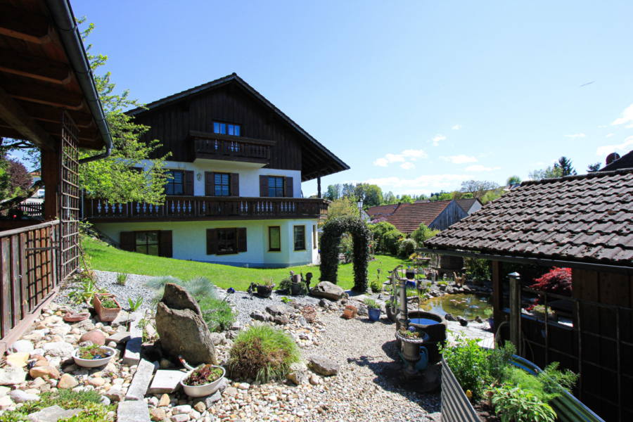 Garten - Großzügiges Haus mit Einliegerwohnung in Buch am Erlbach: Traumgarten und Weitblick inklusive